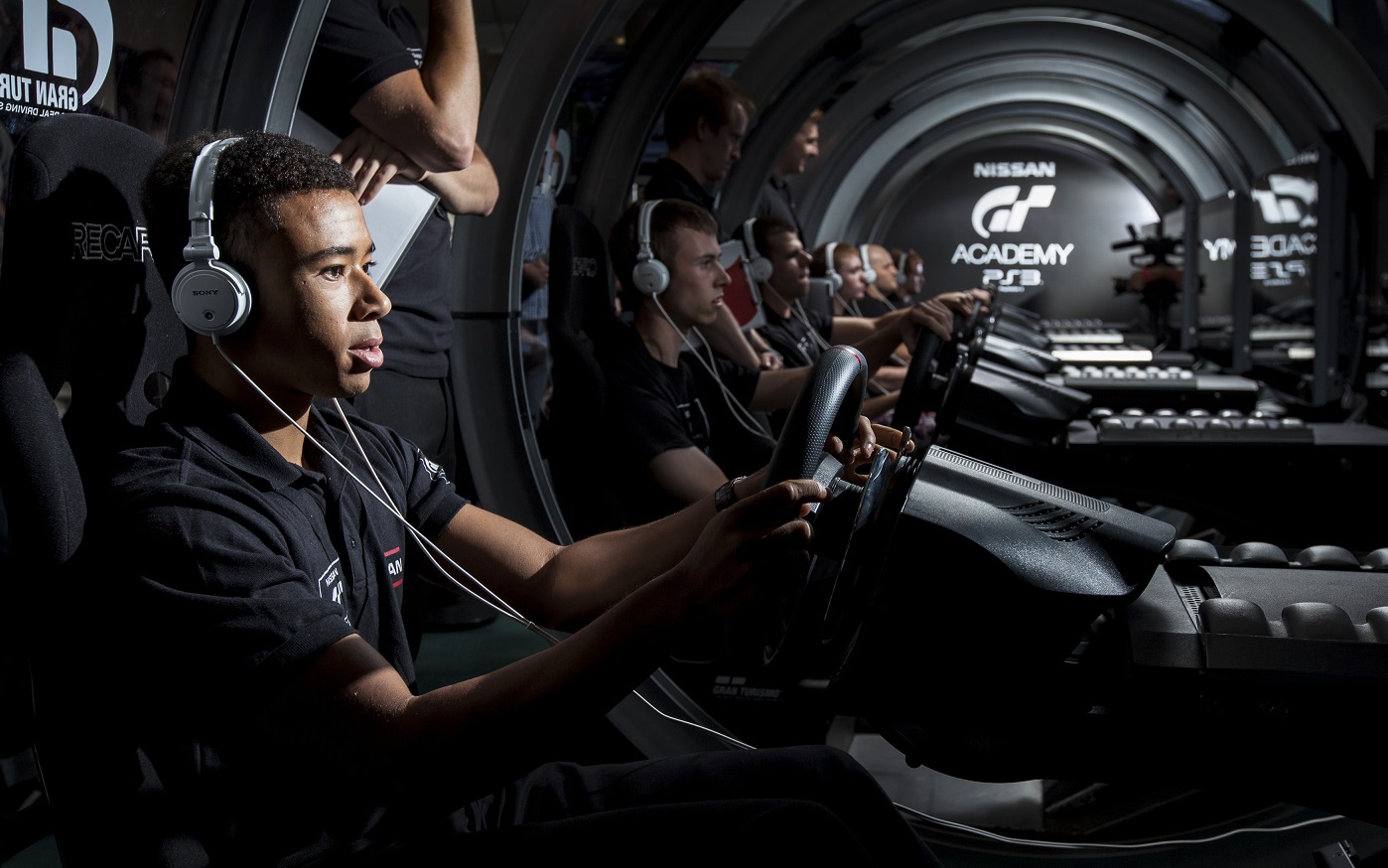 Играют ли гонщики в гоночные игры? Ведь казалось бы, профессиональному спортсмену должно вполне хватать запаха жженой резины и воя моторов в реальной жизни. Ответ на этот вопрос непростой: играют, но не всегда именно в те, о которых вы думаете.