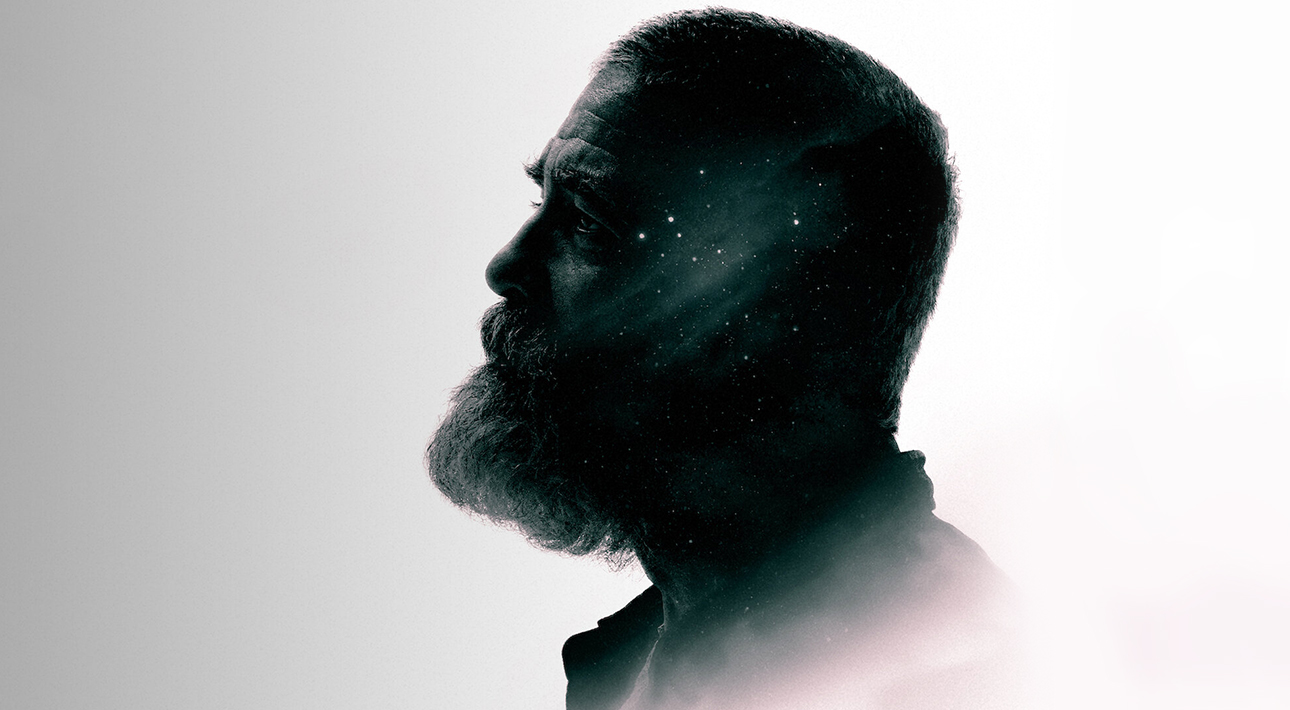 23 декабря на Netflix выходит научно-фантастическая драма Джорджа Клуни «Полночное небо» (The Midnight Sky). Помимо режиссуры он играет одинокого ученого Августина, выжившего в постапокалипсисе. Августин должен выполнить свою последнюю миссию и спасти экипаж космического корабля. Посмотрели фильм и объясняем, почему он удался по части драмы голливудских масштабов, но сильно отстает в жанре научной фантастики.