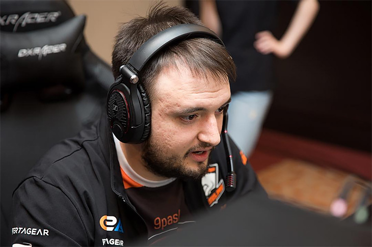 На Игромире нам удалось пообщаться с хардлайнером Virtus.pro Павлом «9pasha» Хвастуновым. Он рассказал о самом остром том-яме, «дедовщине» в киберспорте и любимых супергероях. Не обошлось без шуток про «блекхол в пол на TI» и «паберских историй».
