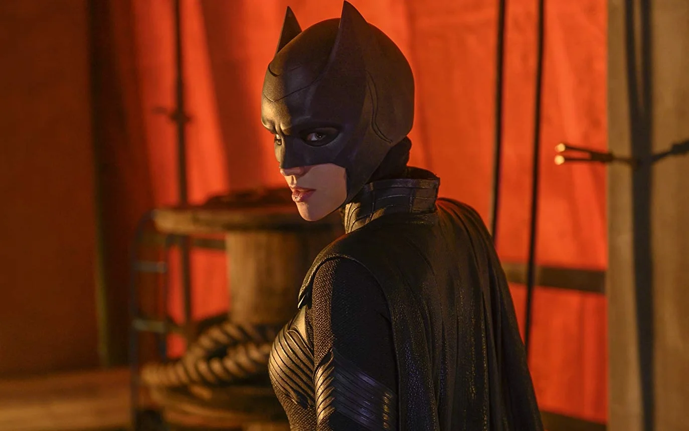 6 октября выходит пилотный эпизод нового сериала The CW — «Бэтвумен» (Batwoman). Это не первое появление Кейт Кейн во вселенной Стрелы — героиня уже мелькала в кроссовере «Стрелы», «Супергерл» и «Флэша» — «Иные миры». Она запомнилась зрителем ярко-красным париком и, собственно, австралийской моделью и ЛГБТ-иконой Руби Роуз в образе мстительной лесбиянки.
