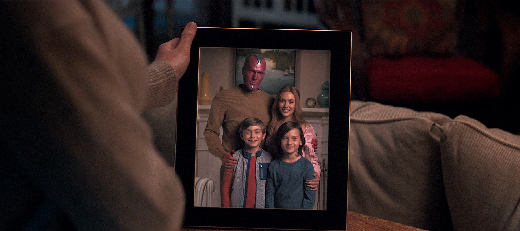 5 марта вышла финальная, 9 серия «ВандаВижн». Уникальный по формату сериал от Marvel и Disney+ завершился, оставив противоречивые чувства и много недосказанностей. Разбираем обломки после эпичной финальной битвы и пытаемся понять — получилось ли у создателей «ВандаВижн» завершить свое шоу так же интересно и стилистически выдержанно, как оно начиналось?