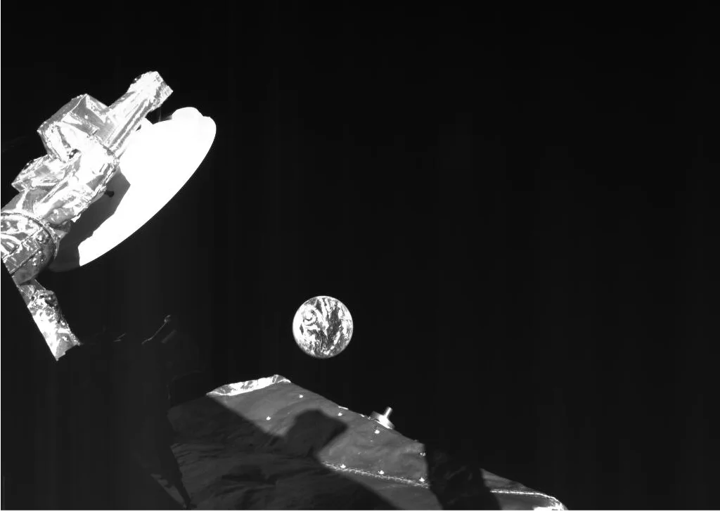 Фото Земли, сделанное космическим аппаратом «БепиКоломбо», который полетел исследовать Меркурий.