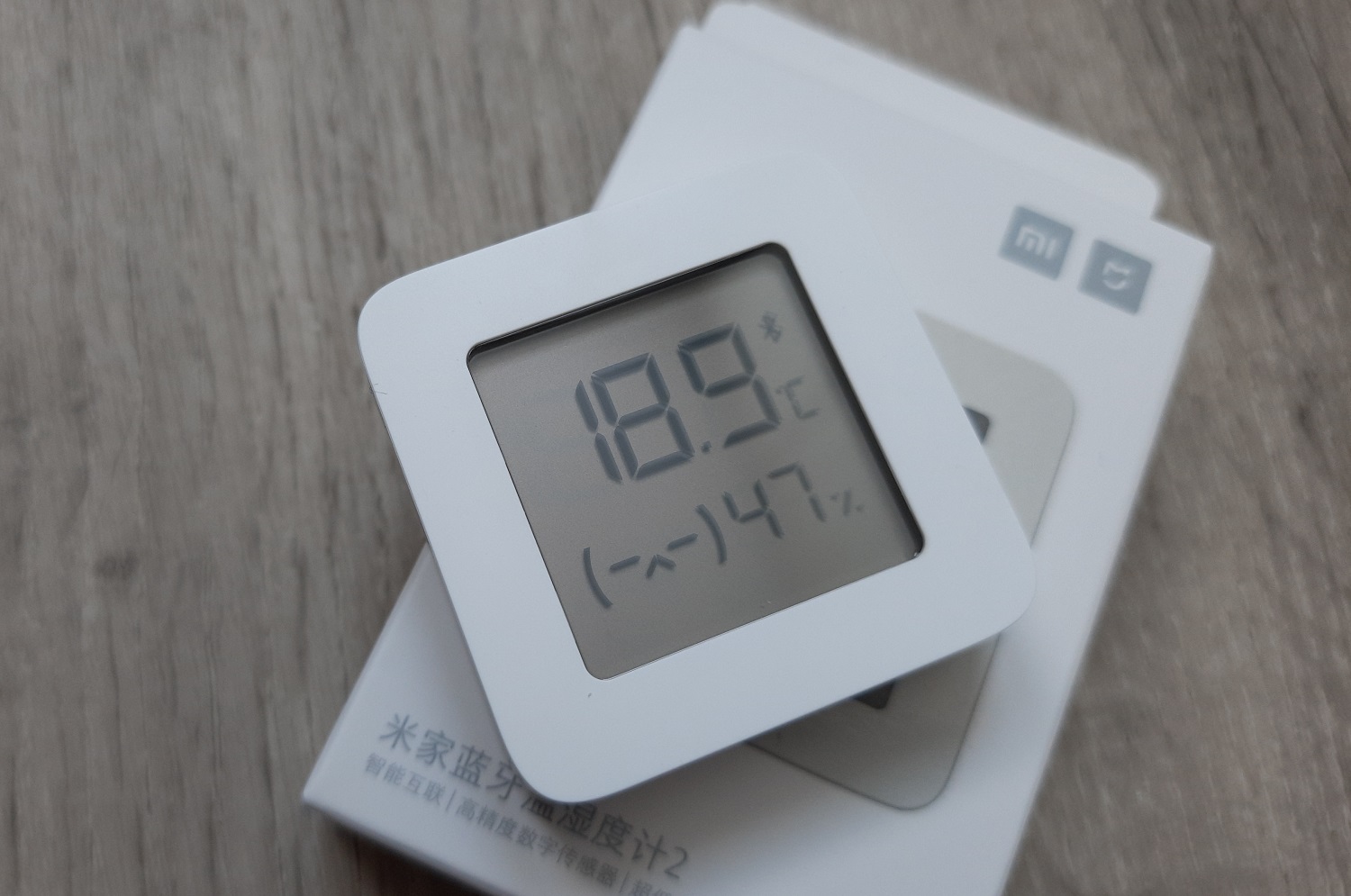 Купил себе на AliExpress крошечный термометр-гигрометр Xiaomi Mijia Termometer 2. Штука оказалась полезная и дешевая, оснащена несколькими приятными функциями, с долгим сроком автономной работы и аккуратным дизайном Поэтому решил рассказать о ней вам, читатели «Канобу». Возможно, кому-то пригодится для утепленного балкона (как использую я), детской или любой другой комнаты.