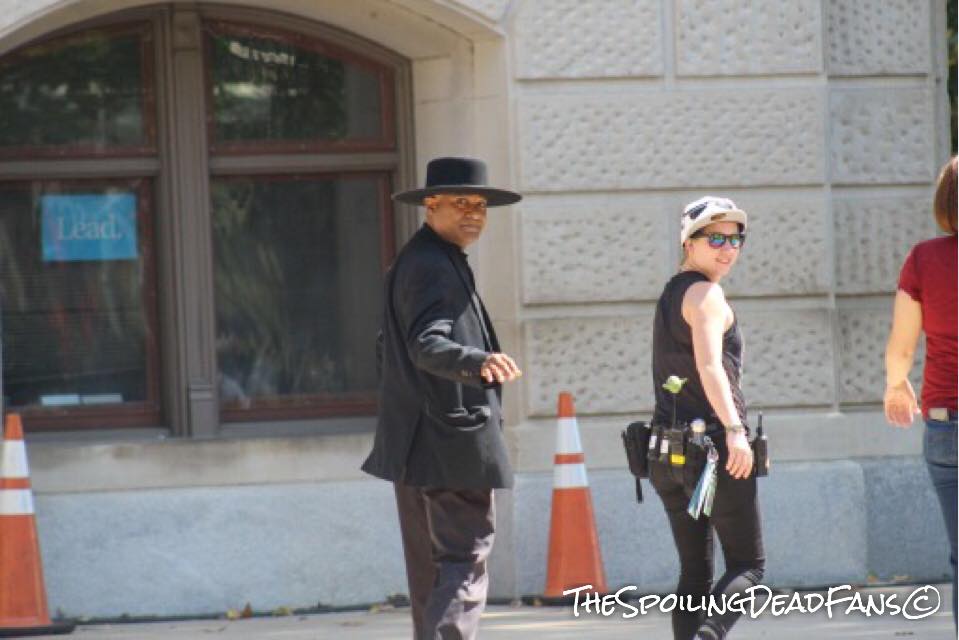 Что Рик и его люди забыли в Вашингтоне? Новые фото со съемок 9 сезона «Ходячих мертвецов» - фото 6