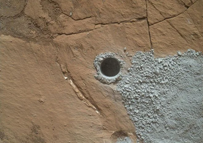 Curiosity решил сделать в планете дырку. Как видно, Марс красный только сверху и то чуть-чуть