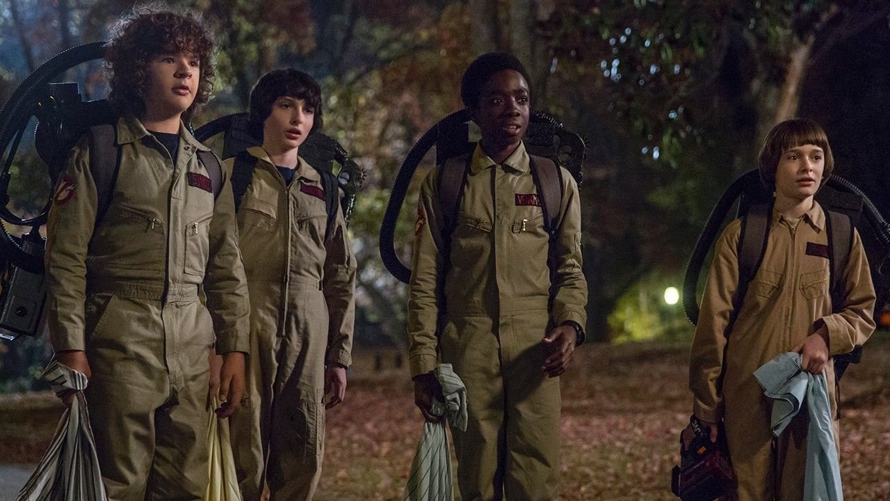 27 октября Netflix выложил все девять эпизодов второго сезона так полюбившегося всем в прошлом году научно-фантастического сериала с долей хоррора «Очень странные дела». Мы возвращаемся в маленький город Хоукинс, чтобы узнать продолжение истории наших двенадцатилетних героев. «Обратная сторона» наносит следующий удар.