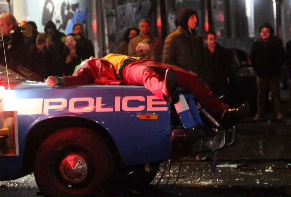 Полицейские сбили Хоакина Феникса на свежих кадрах со съемок «Джокера» - фото 2