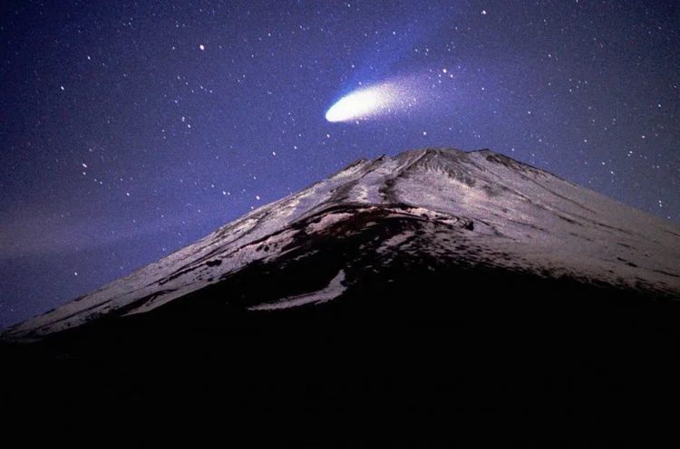 А эту яркую и эффектную комету C/1995 O1 Хейла — Боппа сняли над вулканом Фудзияма в Японии 31 марта 1997 года.