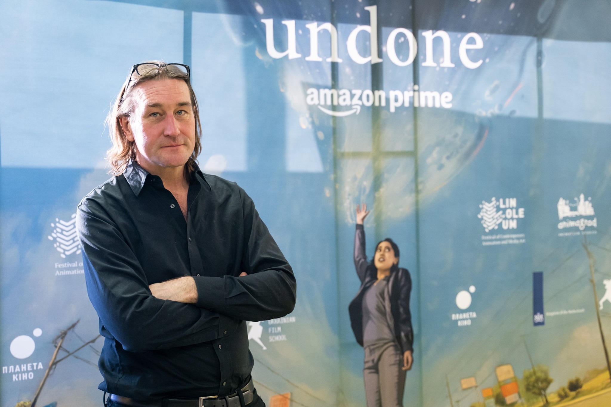 22 февраля в Киеве с лекцией выступил Хиско Хулсинг (Hisko Hulsing), нидерландский режиссер-аниматор, автор «Отмены» (Undone) — одного из главных шоу 2019 года. Это сюрреалистический трип по времени, космосу и параллельным мирам, созданный с использованием эффекта ротоскопии — прием, при котором на актеров накладывают анимационную графику, прямо как в старых видеоиграх. Рассказываем, о чем говорил Хиско Хулсинг на творческой встрече.