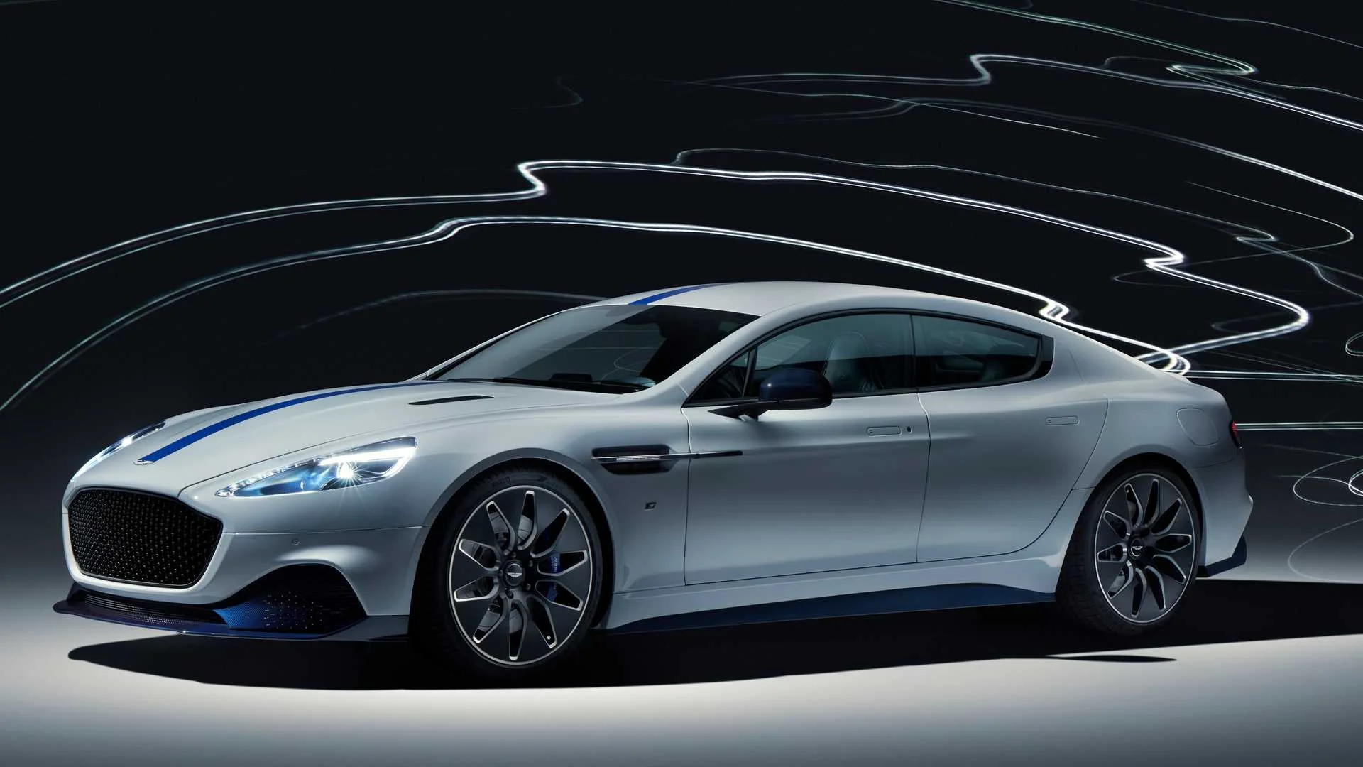 Для будущего Джеймса Бонда: Aston Martin представила свой первый спортивный электрокар Rapide E - фото 1