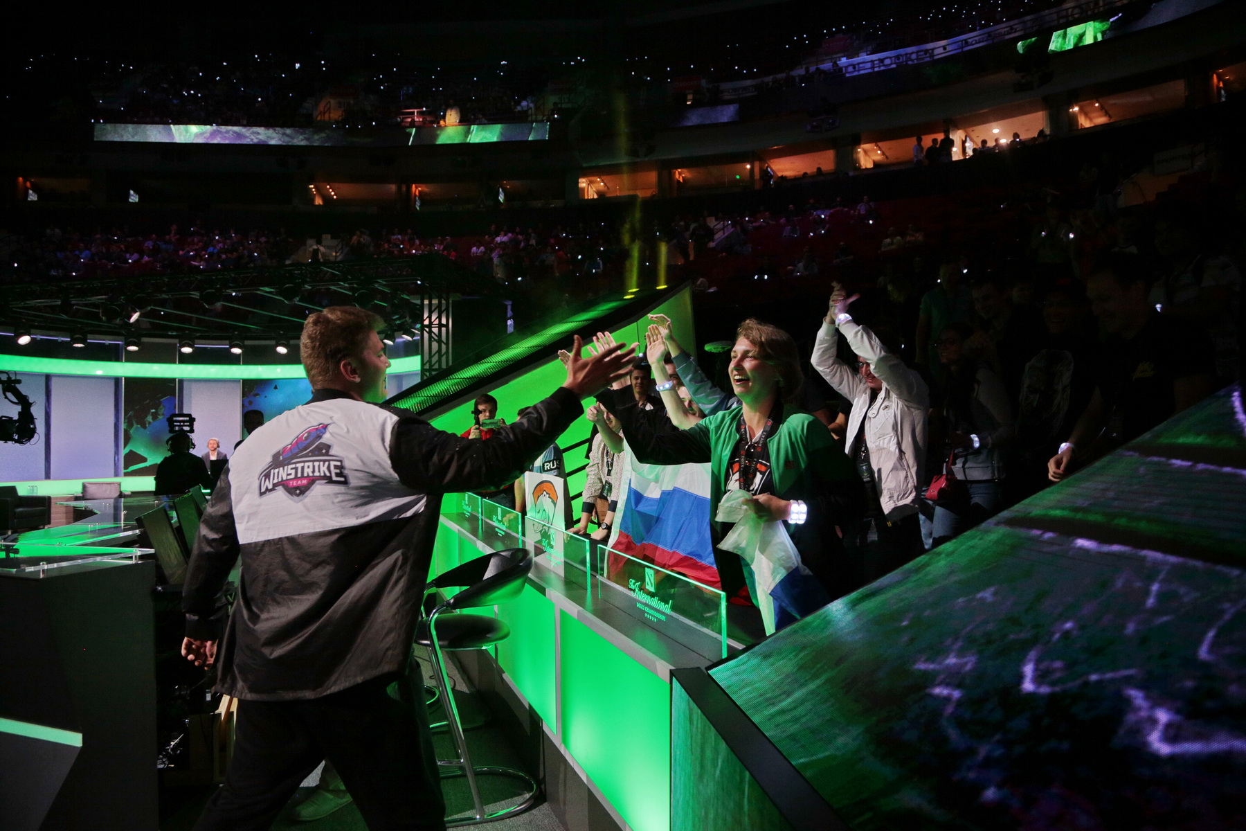 До The International 2018 Winstrike (ex-FlyToMoon) сыграла всего на двух ланах, и на одном из них сумела обыграть многих записных фаворитов и занять третье место. Завоеванная бронза на EPICENTER XL дала серьезный толчок к развитию коллектива. Спустя несколько месяцев FlyToMoon вошла в состав холдинга Winstrike, и отобралась на TI.