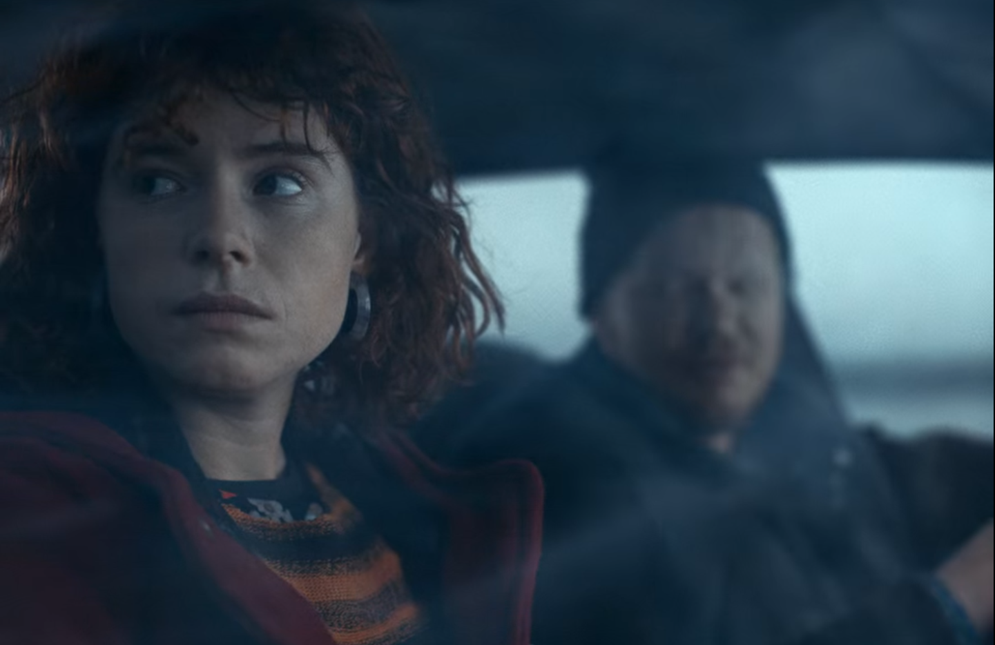 На днях на Netflix вышла одноименная экранизация книги «Думаю, как все закончить» (Iʼm Thinking of Ending Things) от Иана Рэйда. Мы прочитали не очень интересную книгу и посмотрели неоднозначный фильм, но по итогу остались довольны.