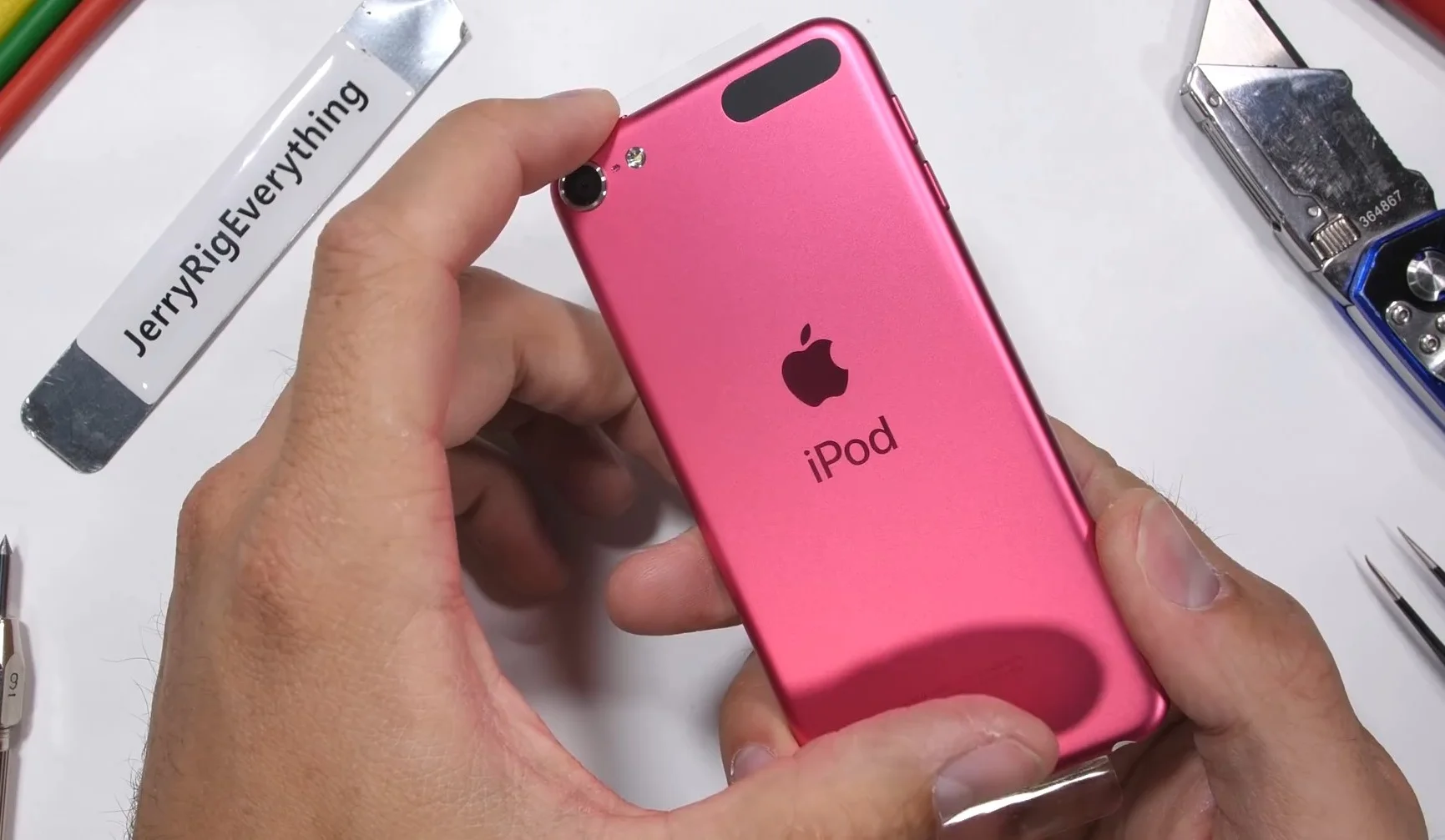 Новый плеер iPod touch не прошел тесты на прочность - фото 1