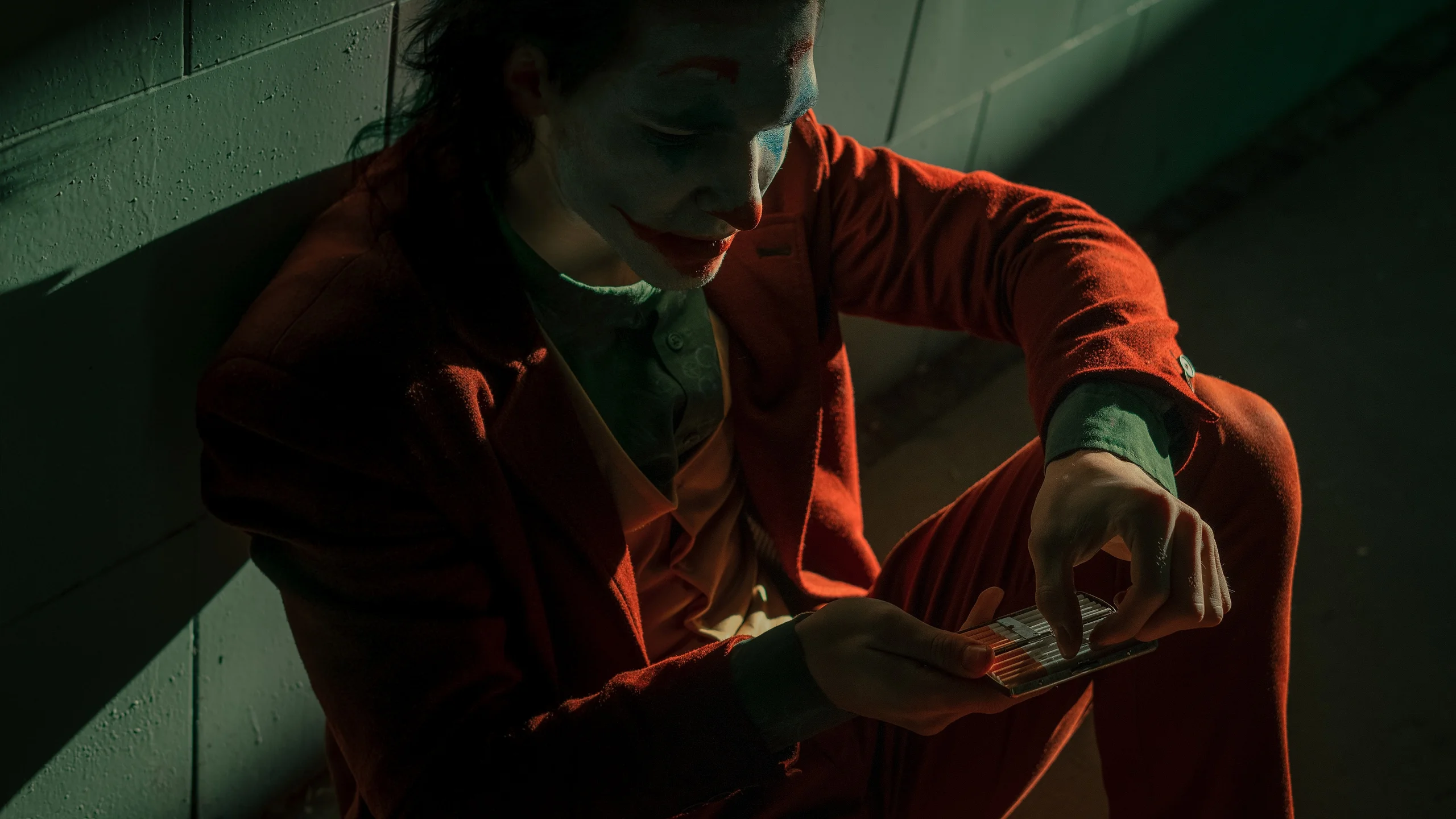 Безумный и грустный Джокер пляшет в новом косплее - фото 4