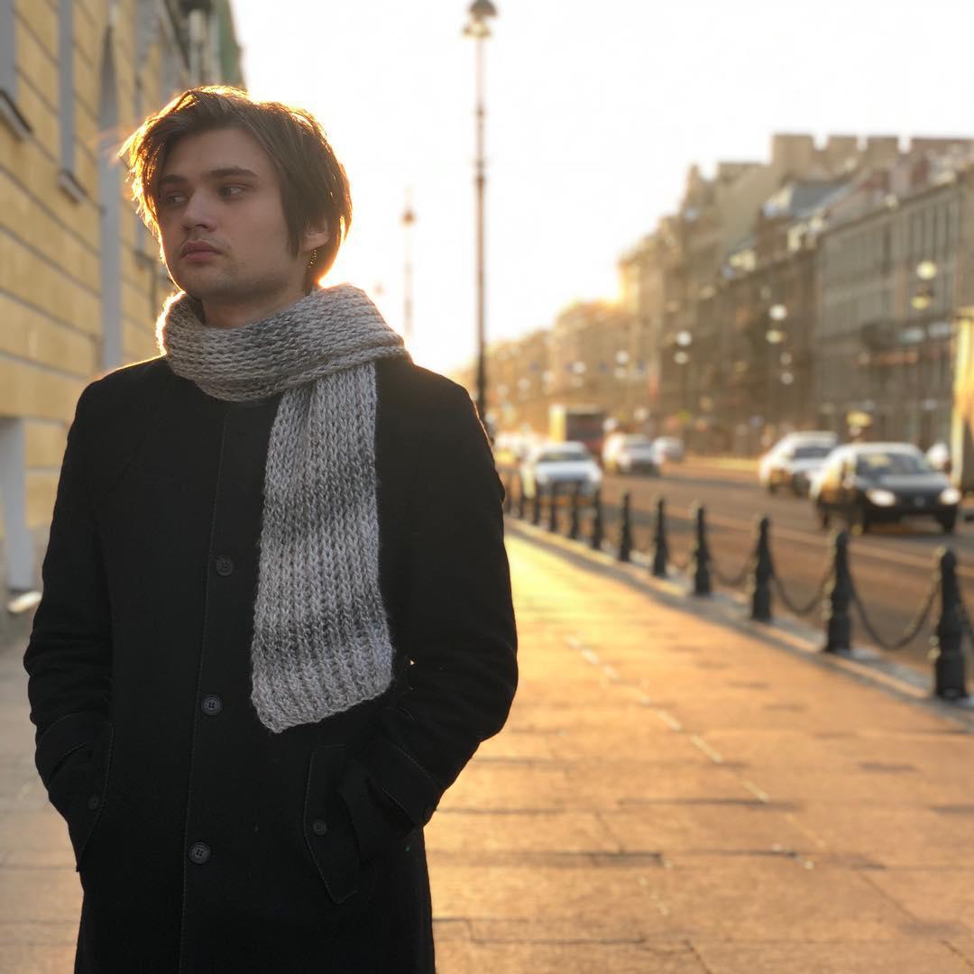 На телеканале ТНТ недавно стартовало шоу «Остров героев». Один из его участников — блогер Руслан Соколовский, известный большинству по резонансному делу из-за ловли покемонов в храме. Мы поговорили с Русланом о шоу, трудностях съемок, эмиграции из России и развитии его проектов в период пандемии.