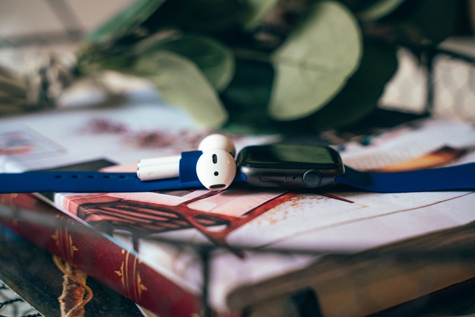 Эффектно, но бессмысленно: ремешок AirBand для Apple Watch получил крепления для AirPods - фото 1