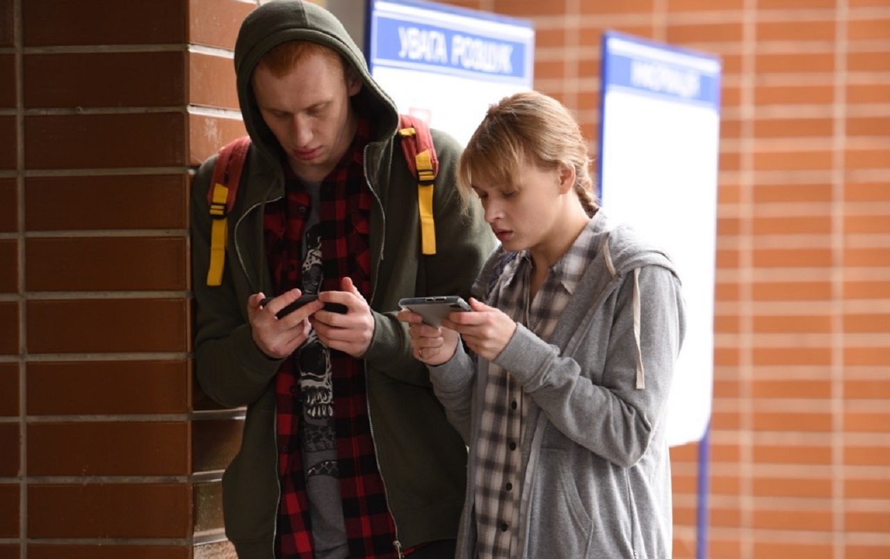 В онлайн-кинотеатре КиноПоиск HD завершилась половина первого сезона украинского сериала Валентина Шпакова «Первые ласточки». Это большая сенсация на постсоветском пространстве, о которой почти не пишут в российских СМИ. Исправляем это недоразумение и рассказываем, почему сериал из Украины с легкостью затыкает за пояс добрую половину российской телевизионной продукции.