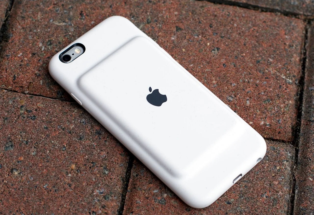 Apple выпустила Smart Battery Case: новый чехол со встроенной батареей для iPhone XR, XS и XS Max - фото 1
