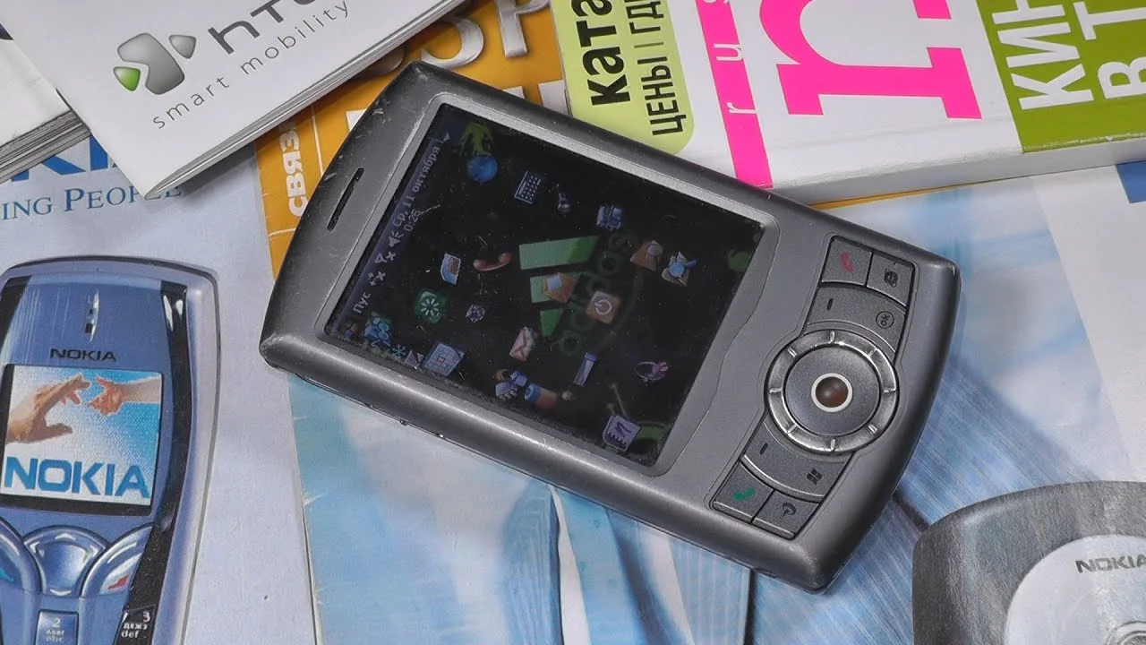 За год до выпуска первого iPhone HTC представила свой крутейший КПК HTC P3300 Artemis. У телефона был даже модуль GPS и встроенное FM-радио. В комплекте шел стилус, что делало управление относительно удобным. 