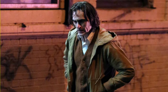 Хоакин Феникс без грима прогуливается по Нью-Йорку на новых кадрах со съемок «Джокера» - фото 1