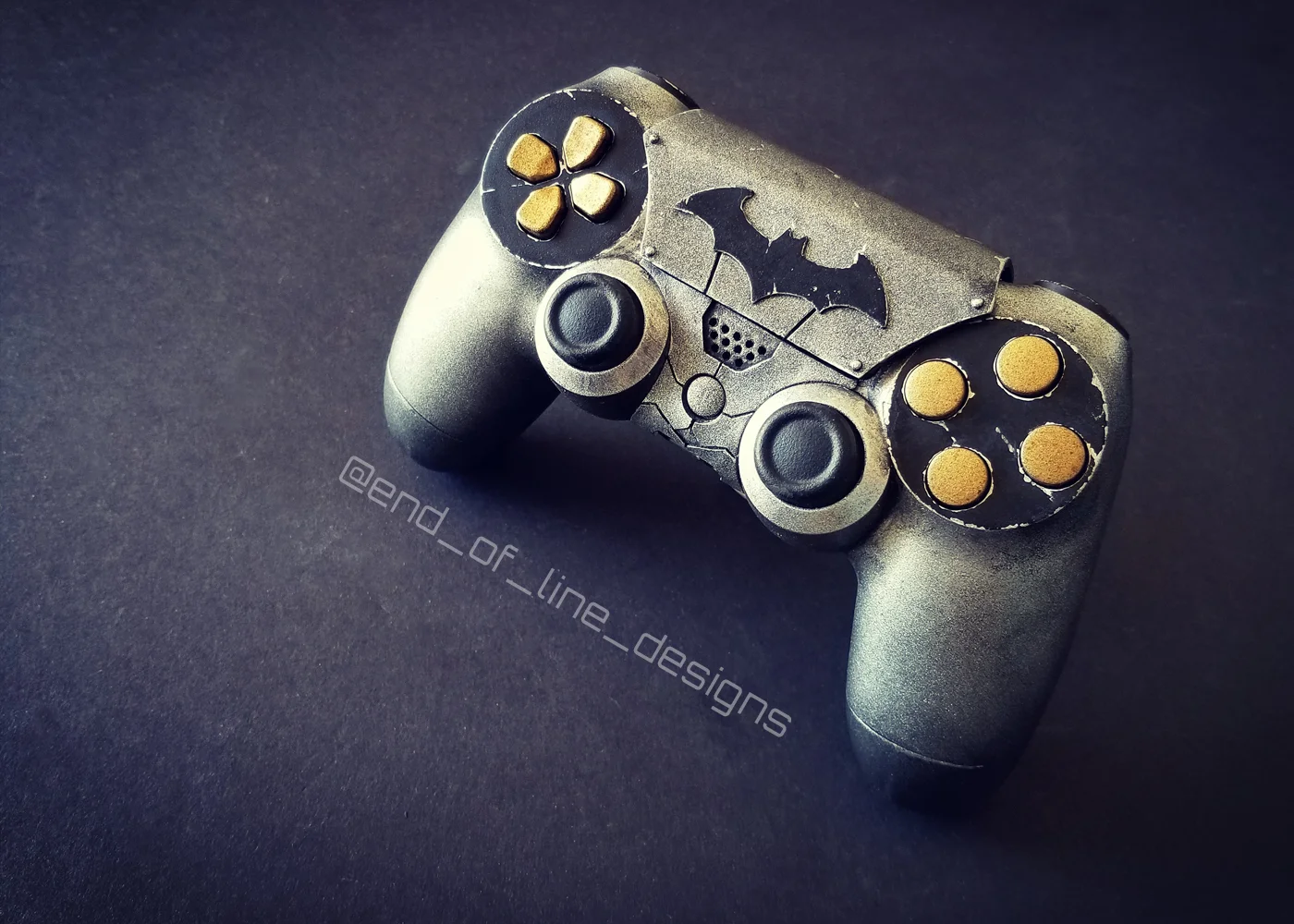 Взгляните на потрясающий контроллер для PS4 в стиле Бэтмена, сделанный вручную - фото 4