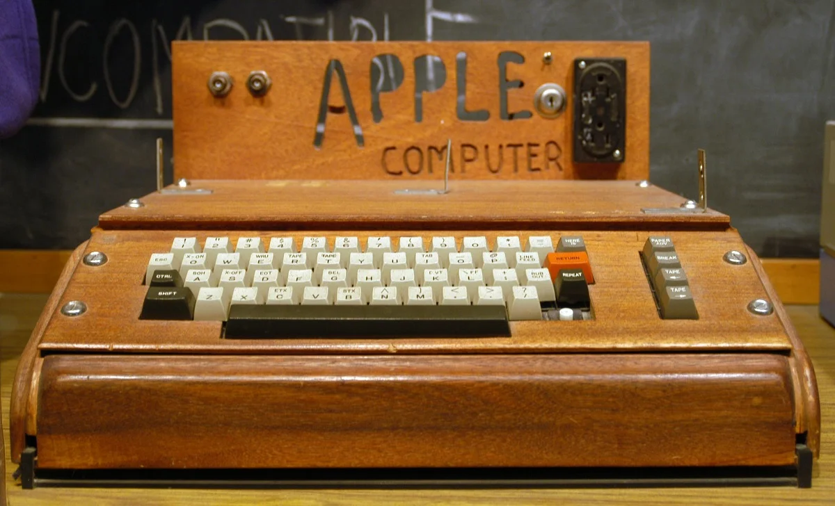 А это первый полноценно работающий Apple 1 1976 года. На самом деле это был 79-й по счету деревянный экземпляр будущей мегакомпании, начинка которого установлена внутри. Так сказать, прототип современных моноблоков. Своего монитора у Apple тогда не было, поэтому они использовали модель Sony TV-115.