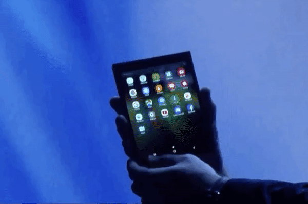 Из планшета в телефон: Samsung представила смартфон со складывающимся дисплеем - фото 2