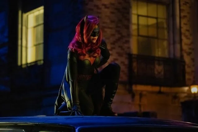 Трейлер кроссовера The CW позволяет взглянуть на Руби Роуз в роли Бэтвуман – без костюма! - фото 1