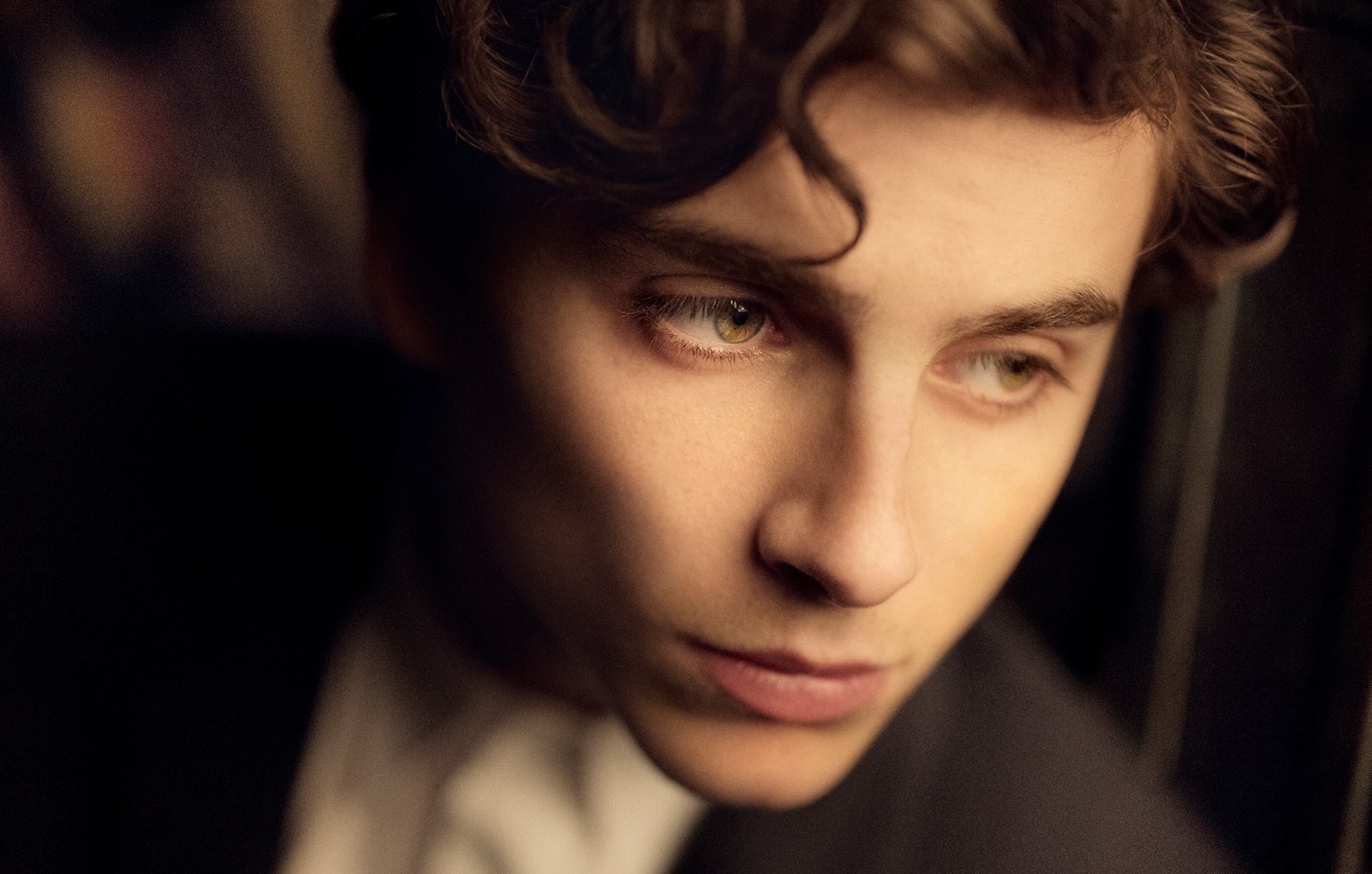 Если в нулевых стены отдельных синефилов (а скорее, синефилок) застилали журнальные вырезки с фото Ди Каприо, то в десятых их сменили портреты Паттинсона в образе бледного вампира. Сейчас эти же стены покрыты голубыми постерами «Назови меня своим именем» с кучерявым Шаламе на первом плане. С этого постера и начался если не карьерный, то медийный рост юного актера. Впоследствии Тимоти стал новой иконой молодежной аудитории, постепенно покоряющей и более взрослую.