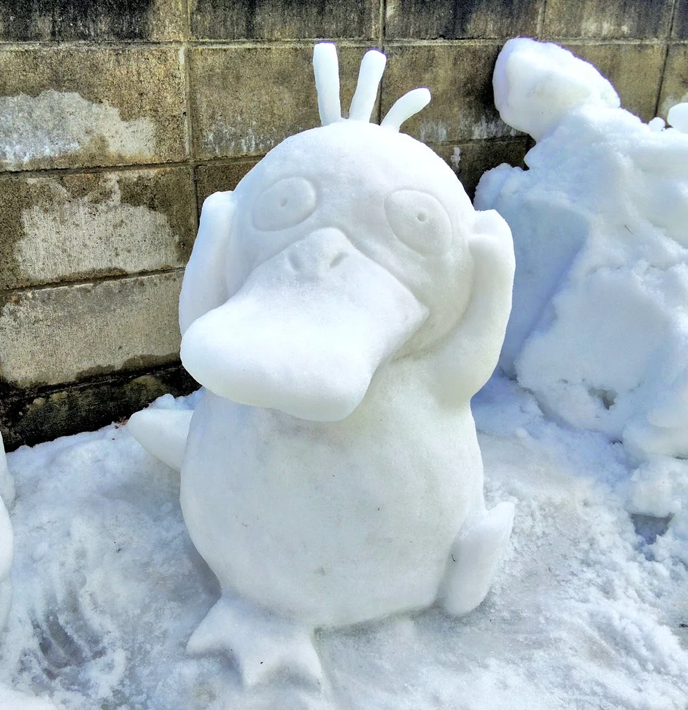 Японский художник делает скульптуры из снега. Есть Годзилла и R2-D2 - фото 7
