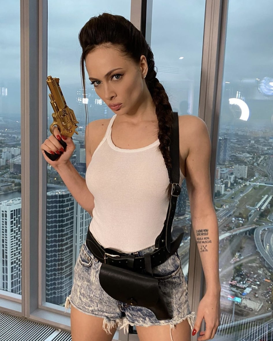 Звезда «Универа» Самбурская сделала неудачный косплей Лары Крофт - фото 1