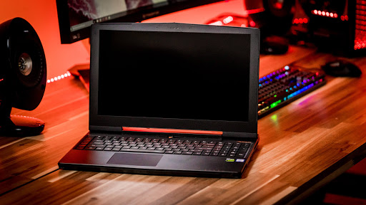 Выбор геймерских ноутбуков огромен, но среди множества моделей на рынке выделяется пара тройка популярных у игроков вариантов. Их выбирают за относительно небольшой ценник, адекватный дизайн и достойные характеристики. Собрали пять таких моделей, которые, на наш взгляд, лучше всего показали себя в сегменте бюджетных игровых лэптопов.