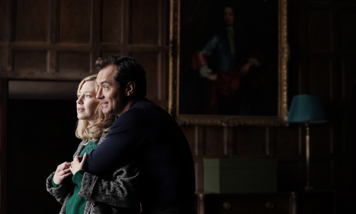 Новинку от малоизвестного режиссера Шона Дуркина «Гнездо» (The Nest) про амбиции и их влияние на семейные отношения можно будет увидеть в кинотеатрах с 24 сентября. В главных ролях заняты Джуд Лоу (Рори) и Кэрри Кун (Эллисон).