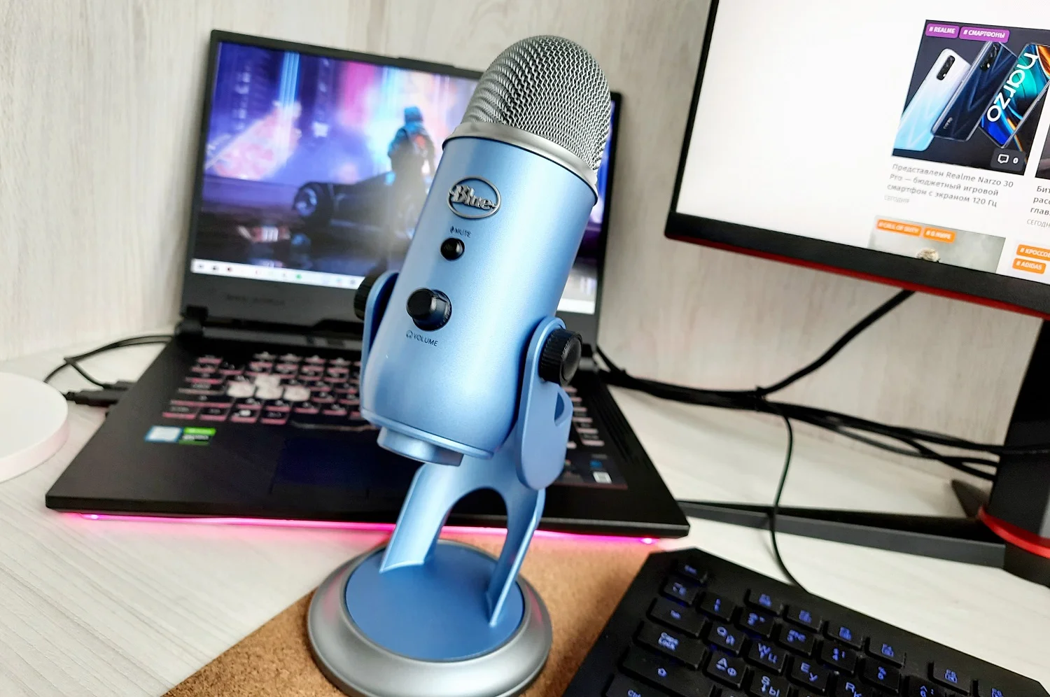 На обзор «Канобу» попал популярный микрофон Blue Yeti. Эта модель знакома многим по видео из YouTube или стримам в Twitch, а в интернете вокруг нее ведутся горячие споры. Разбираемся, что в Blue Yeti действительно не так, чем микрофон все же привлекает, кому нужен и для чего.