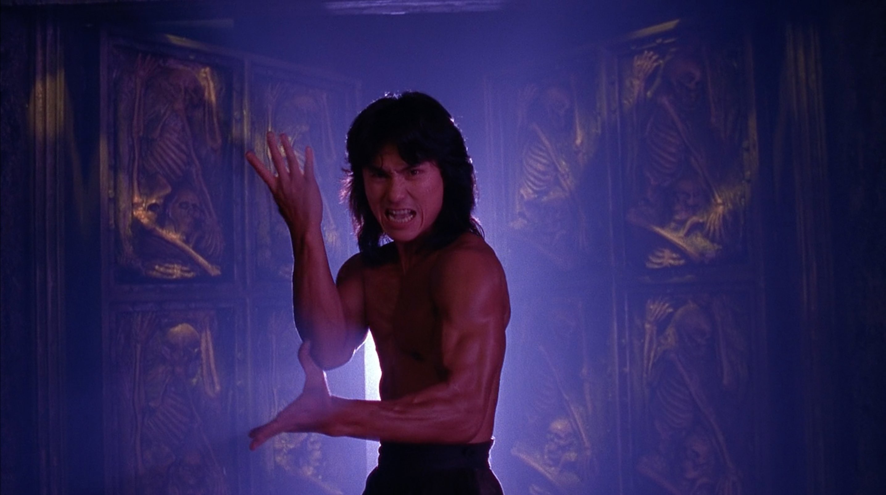 Восьмого апреля в российский прокат выйдет «Мортал Комбат» — третья киноверсия одноименной серии игр-файтингов. Режиссер фильма Саймон Маккуойд обещает, что фильм не похож ни на одну из существующих экранизаций. Ниже я объясню, почему первый фильм по мотивам этой франшизы — пока самая удачная экранизация видеоигр.