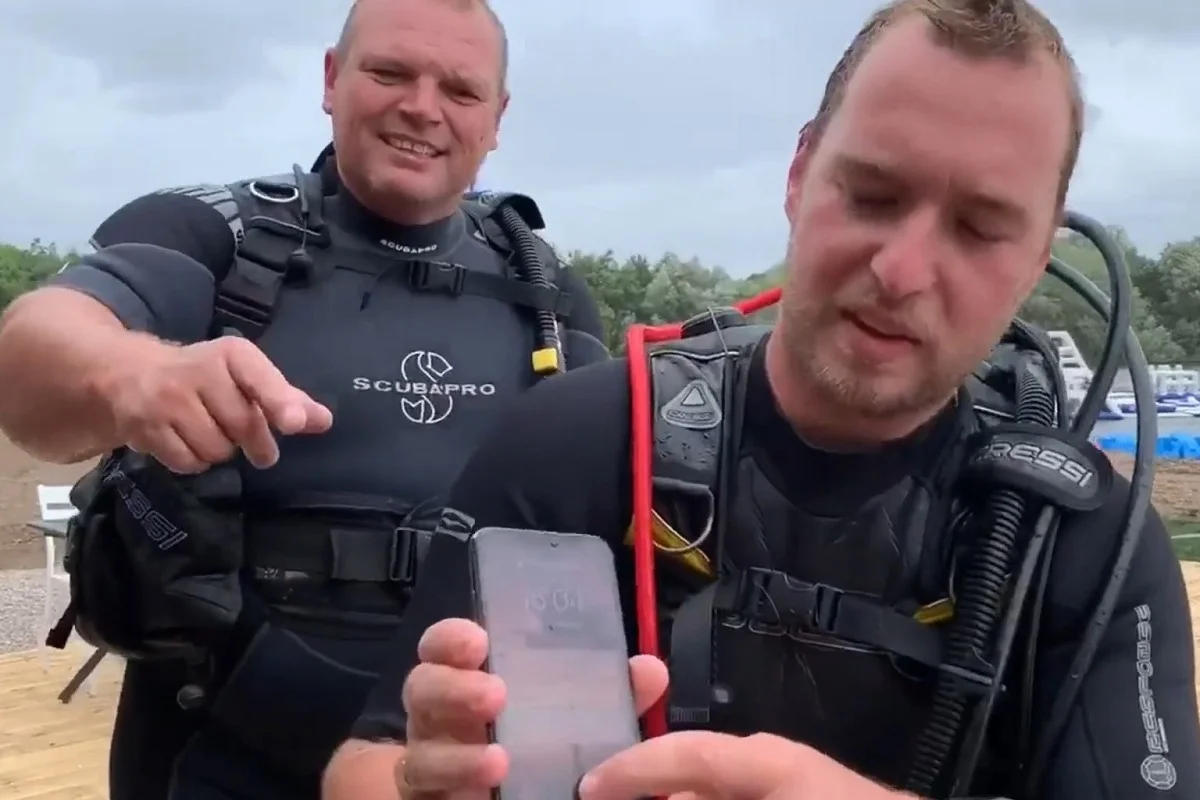 Водолазы нашли на дне озера работающий iPhone X и вернули его владельцу - фото 1