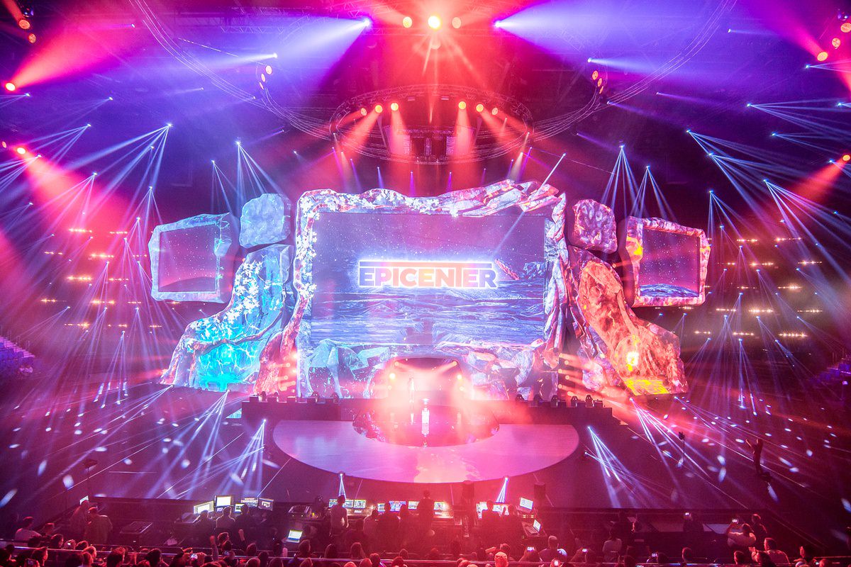 Наконец-то русскоязычные фанаты киберспорта дождались главного события 2018 года — EPICENTER XL. Впервые на территории России пройдет турнир статуса «мэйджор» при поддержке Valve, где будут разыграны $1 млн и, что более важно, 1500 очков Dota Pro Circuit — рейтинговые очки, которые зарабатываются командами на протяжении сезона, гарантирующие прямое попадание на чемпионат мира по Dota 2 — The International 2018, где разыгрывается порядка $20 млн!