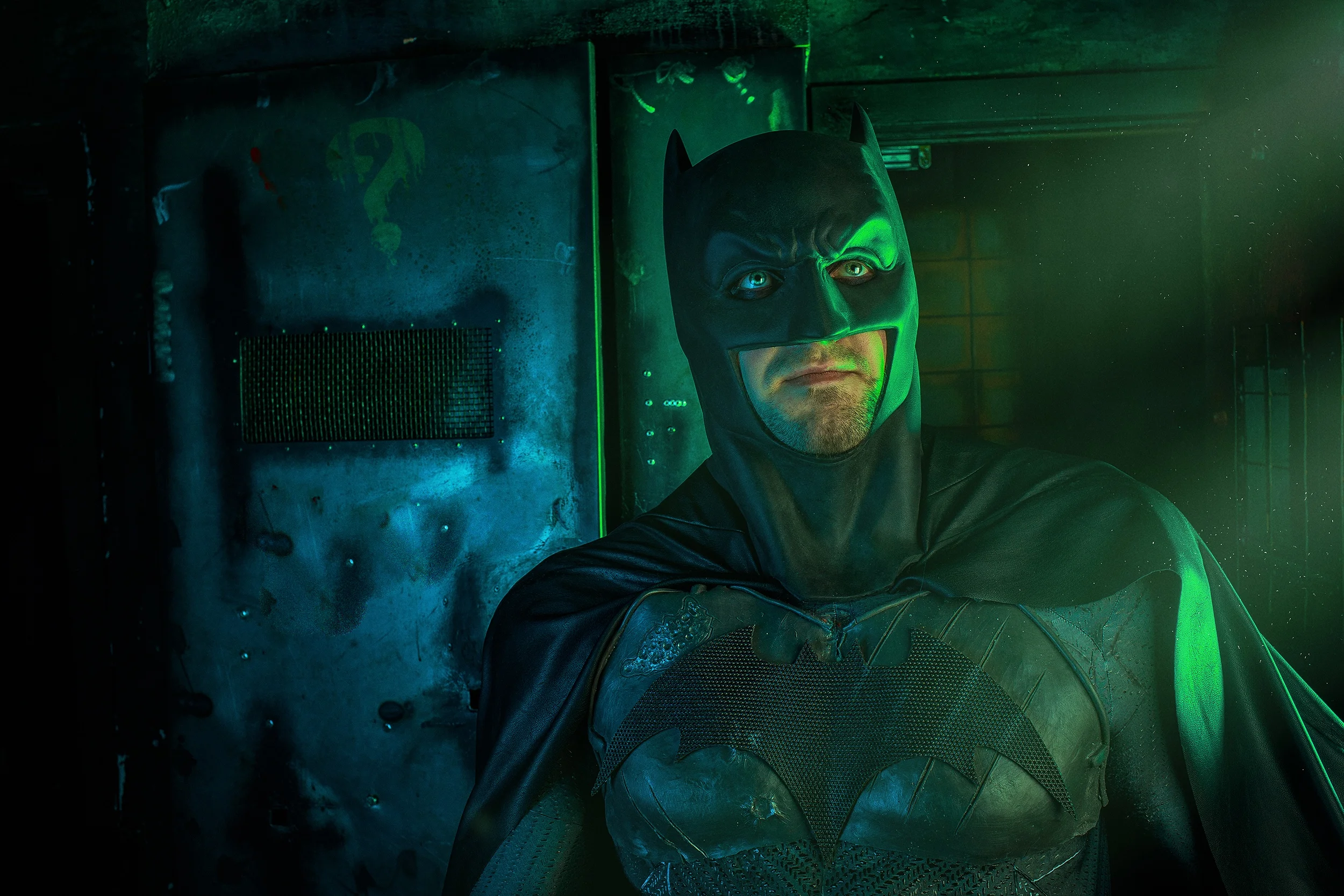 Бэтмен спасает Женщину-кошку из плена Загадочника в новом косплее - фото 1