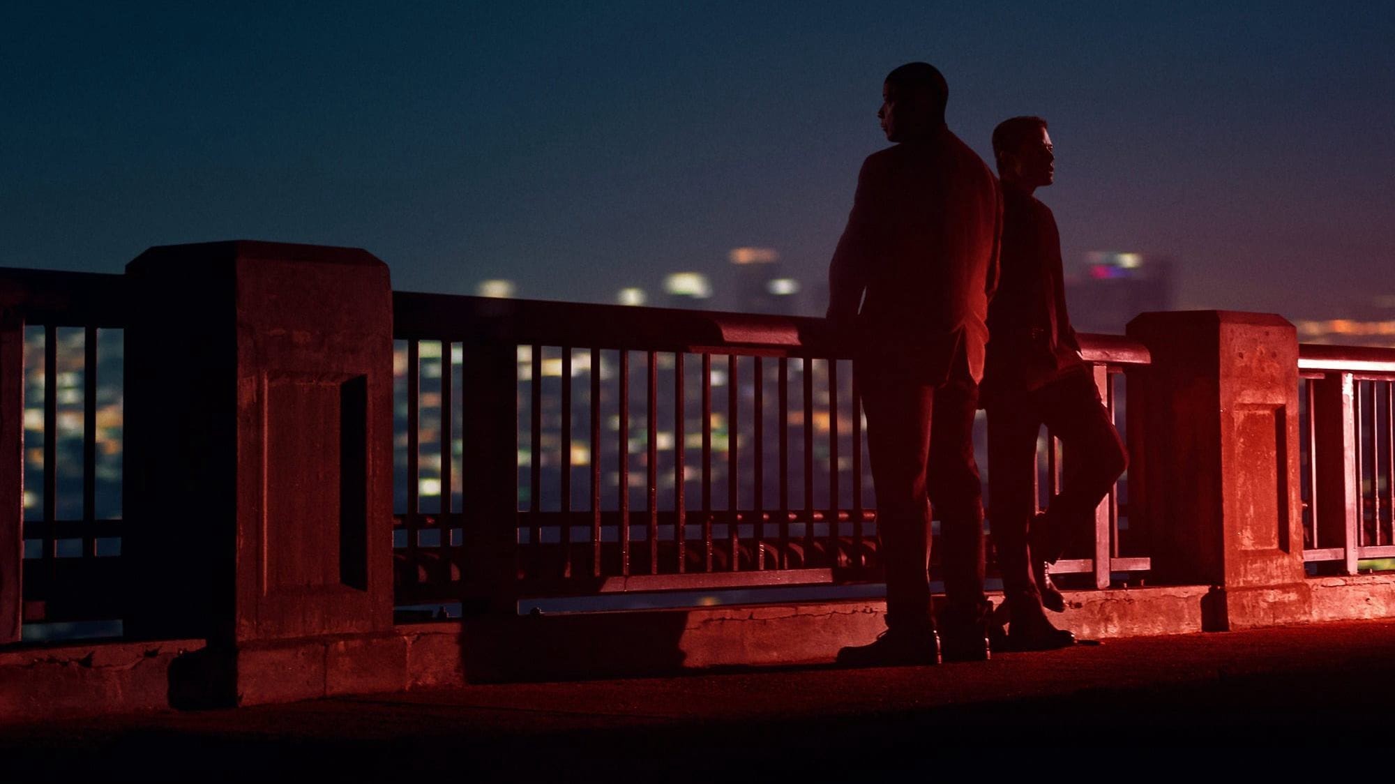 28 января в российский прокат вышел детектив «Дьвол в деталях» (The Little Things). Блестящий актерский состав и интригующий трейлер обещали сильную, захватывающую и нетривиальную историю о поисках убийцы. Объясняем, почему «Дьявол в деталях» сливается с десятками похожих фильмов — и что лучше пересмотреть вместо похода в кино.