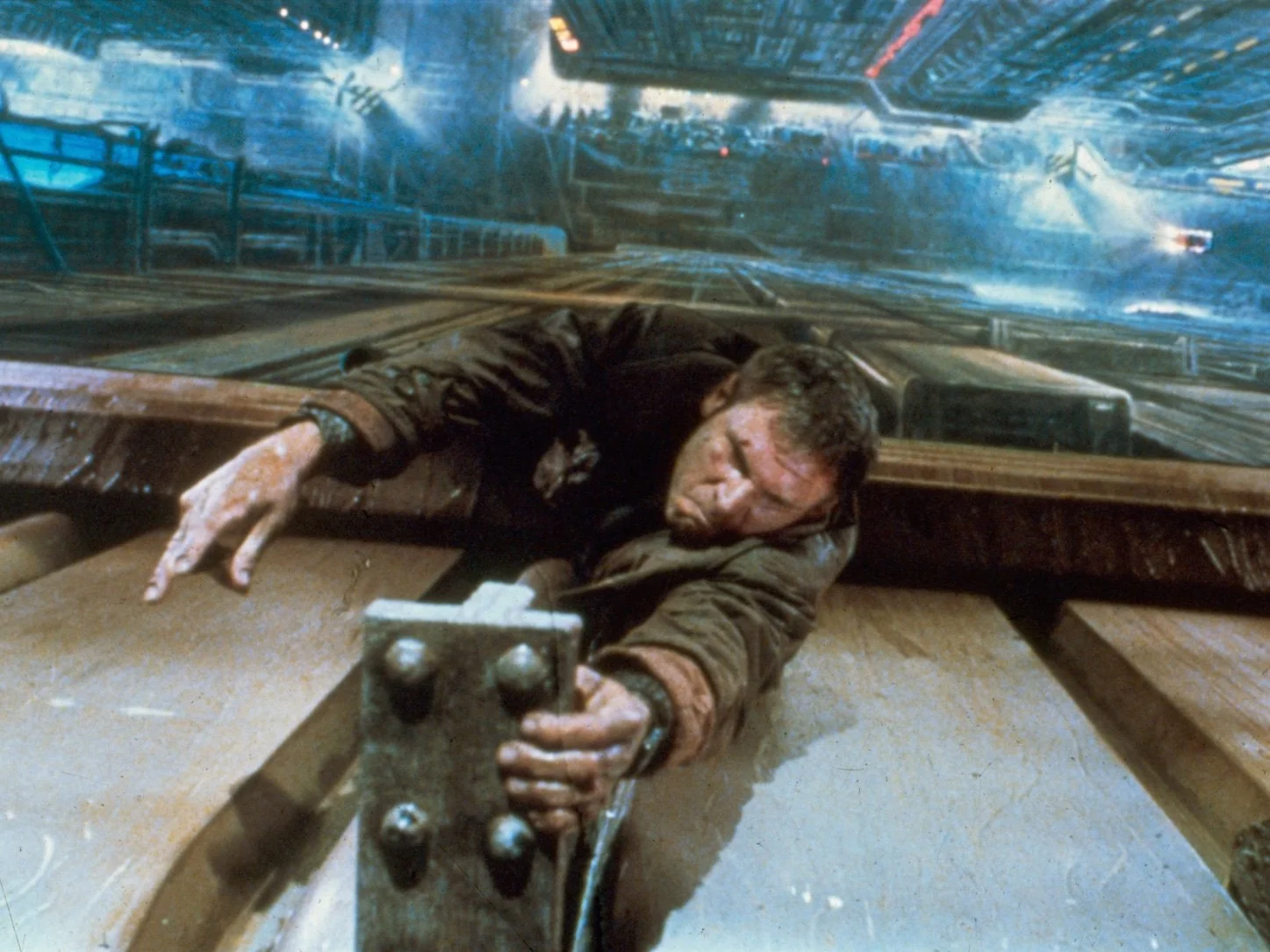 Ноябрь 2019 года — время действия гениального фильма Ридли Скотта Blade Runner, известного у нас как «Бегущий по лезвию» (на кассетах — «Бегущий по лезвию бритвы»). В связи с этим «Канобу» публикует улучшенную и дополненную серию материалов, посвященных великой картине. Первый текст — о влиянии Blade Runner на массовую культуру, в оригинале опубликованный в сентябре 2017 года по случаю скорой премьеры Blade Runner 2049.