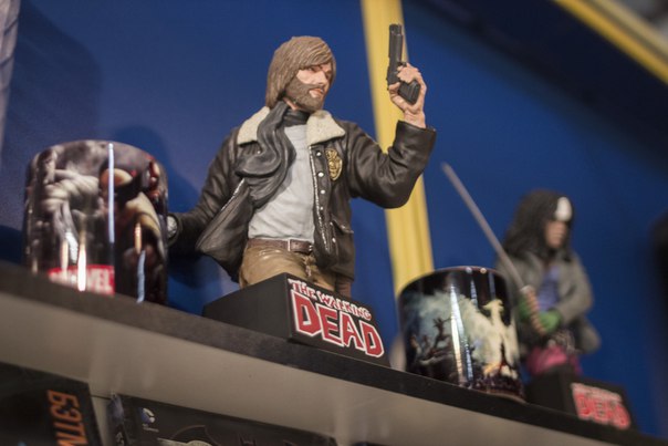 На «Канобу» продолжается цикл материалов о российских комиксах от Максима Чумина — в прошлом автора рубрики «Лица», а сейчас совладельца издательства Parallel Comics. В шестом выпуске — рассказ Александра Краснова, бывшего владельца магазина комиксов Meanwhile в Москве, о начале бизнеса, отношении к провалам и о роли любви в деле.