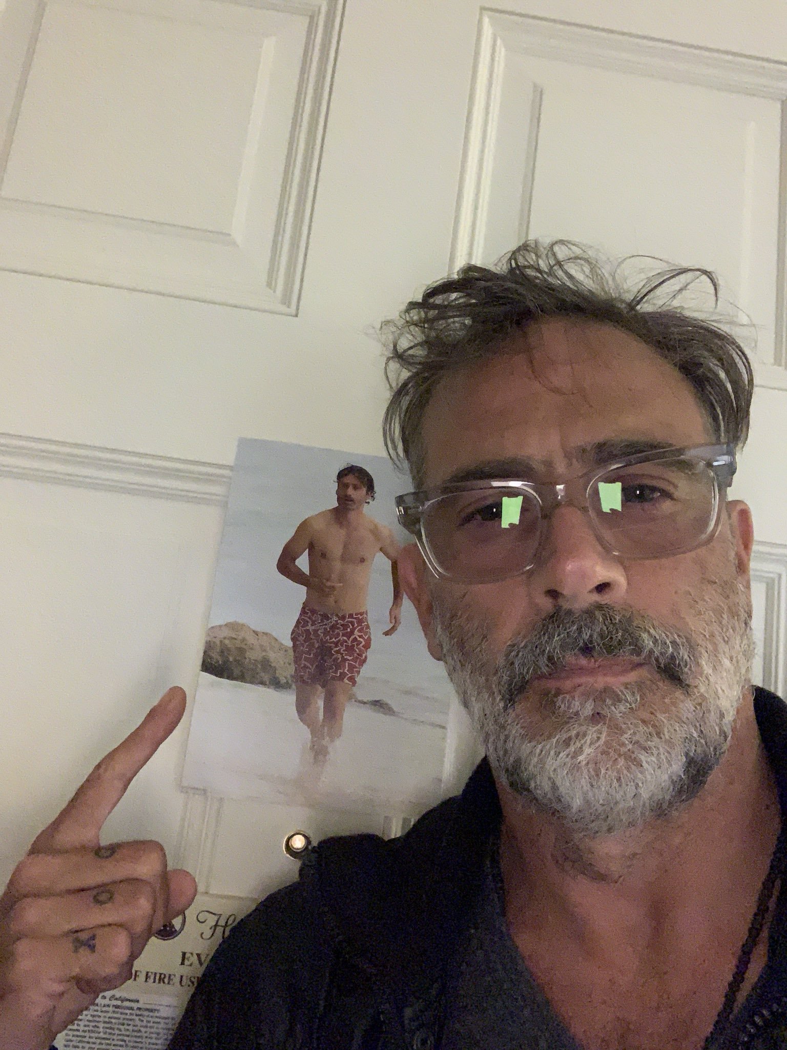 Ниган соскучился по Рику Граймсу. Теперь он делает селфи с его фотографиями  - фото 2