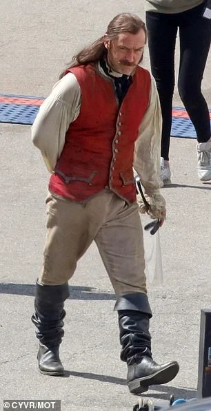 Появились первые фото Джуда Лоу в роли Капитана Крюка из фильма «Питер Пэн» от Disney - фото 2