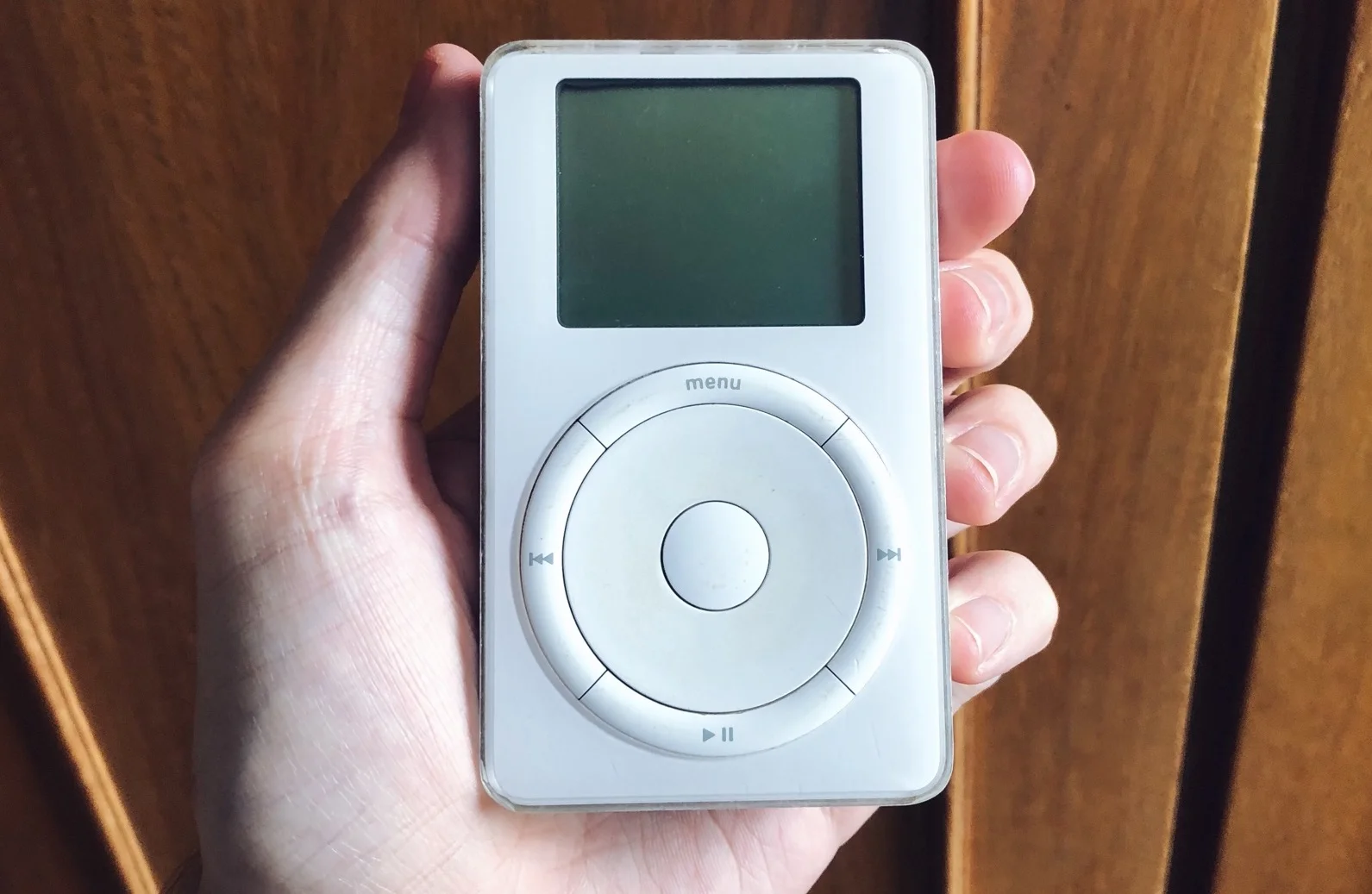 Стив Джобс представил первый iPod в 2001 году и это перевернуло мир музыки и технологий. На то время в плеере помещалось тысяча песен, а звук был достойным. Правда, у нас стали популярными АйПоды пятого поколения, выпускаемые с 2007 года. У них были уже разные объемы памяти (например, у меня был на 80 ГБ и это было очень круто), стеклянная передняя крышка и утопленное колесико. А еще это последний iPod с нормальным звуком. 