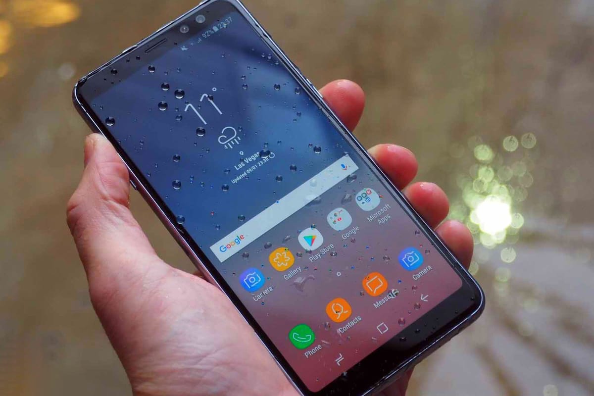 Водонепроницаемые смартфоны актуальны не только летом, когда их можно случайно утопить в море, но и в остальные времена года. Аппаратам постоянно угрожает дождь, лужи, ванные комнаты и любые сосуды с жидкостями. В последнее время количество гаджетов с защитой от воды растет, но их все еще мало, а ценник бьет по карману. Но и среди старых флагманов есть устройства, не уступающие современным моделям, хотя стоят они немного дешевле.