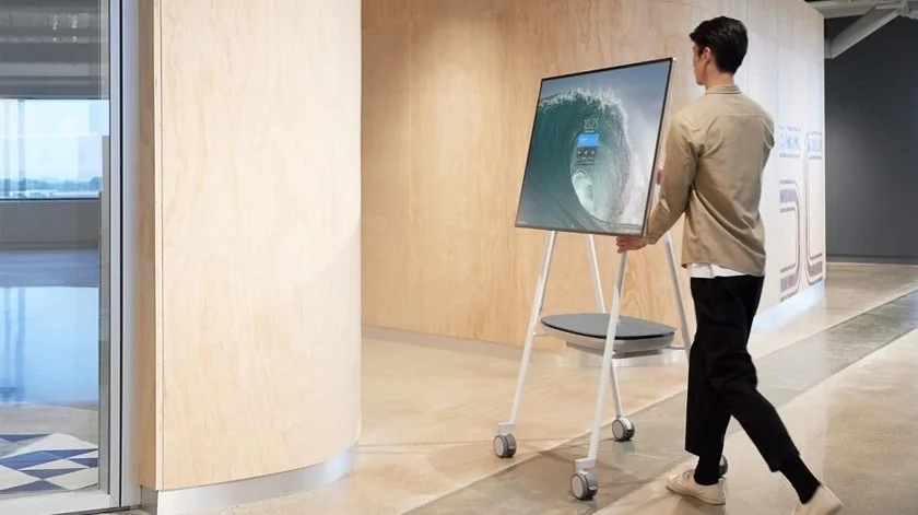 Представлен Microsoft Surface Hub 2S: огромный 50-дюймовый планшет на колесиках  - фото 1