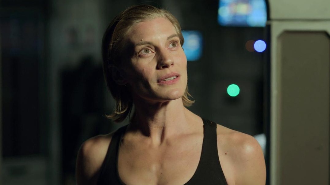 Когда выходит очередная новинка от Netflix, интернет начинает пестрить шутками о навязчивой толерантности. Вспоминается «Тетрадь смерти» или недавние черные дриады в экранизации славянского «Ведьмака». Это уже не удивляет и не злит — скорее надоедает. Вышедший 25 июля сериал «Другая жизнь» (Another Life) от Netflix отыгрывается на штампах по полной.