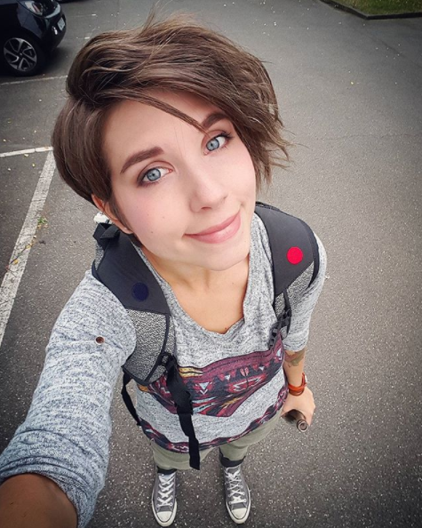 Комментатор и ведущая, которая похожа на Трейсер из Overwatch - фото 3