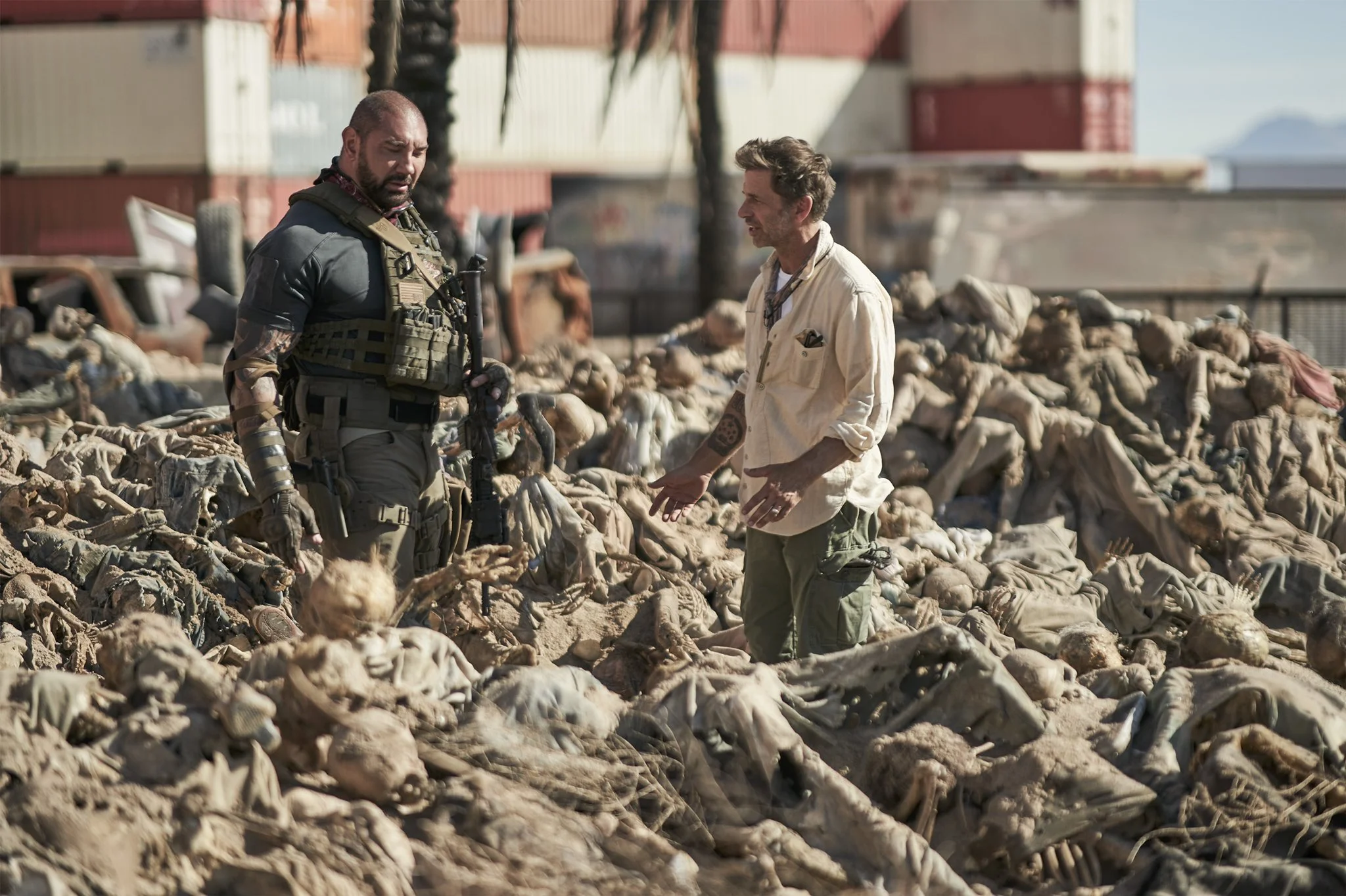 Netflix показал новое фото со съемок «Армии мертвецов» Зака Снайдера. Там куча скелетов и Батиста - фото 1