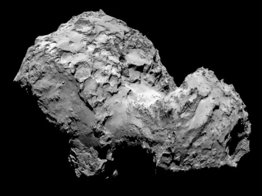 Это тоже комета (67P/Чуpюмoвa-Гepacимeнкo), просто снятая с расстояния всего в 285 километров с камеры OSIRIS, установленной на космическом aппapaтe Poзeттa. Снимок сделан 3 августа 2014 года.